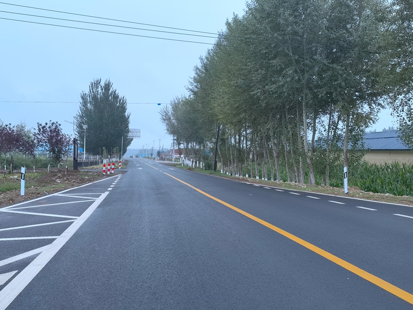 宽阔平整的县道德前公路。人民网记者 马俊华摄