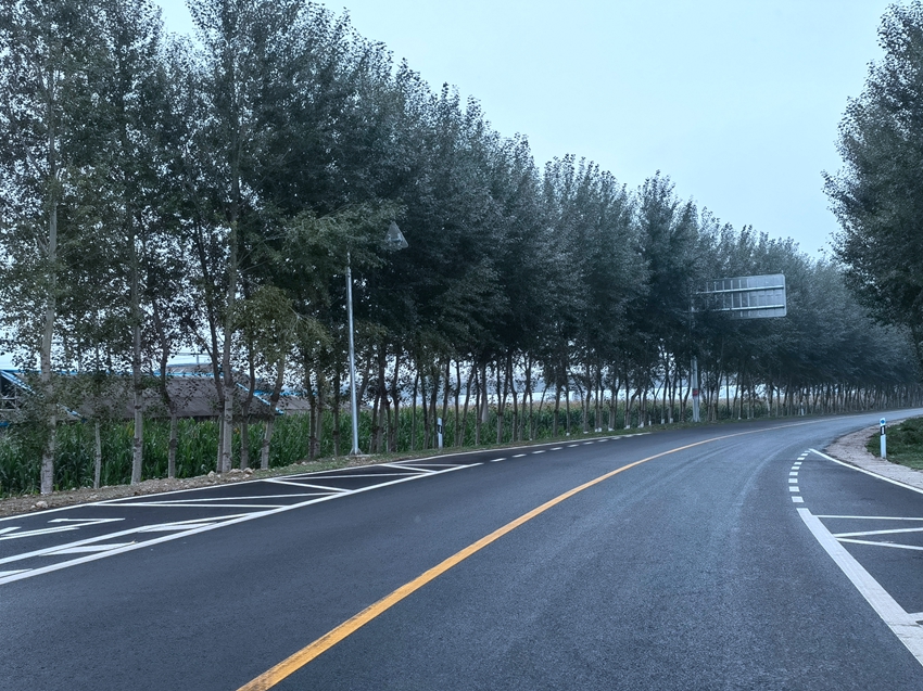 县道德前公路，前方通往农安县。人民网记者 马俊华摄
