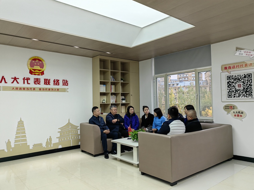 2023年10月15日，人大代表在南關區鴻城街道東風社區代表聯絡站參加“亮身份、聽民聲、匯民智、辦實事”活動