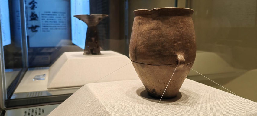 德惠市博物馆内展出的汉代陶器。人民网 李成伟摄