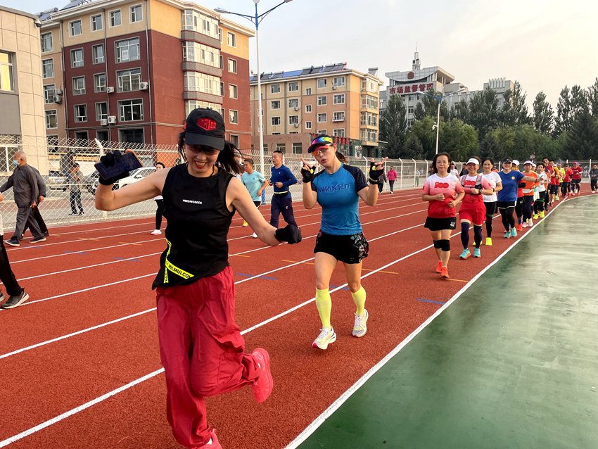 晨练的人们用跑步开启了活力满满的一天。人民网记者 李思玥摄（资料图片）