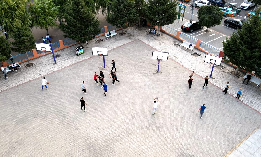 体育场的一角，还有不少年轻人正在打篮球。人民网 李成伟摄（资料图片）