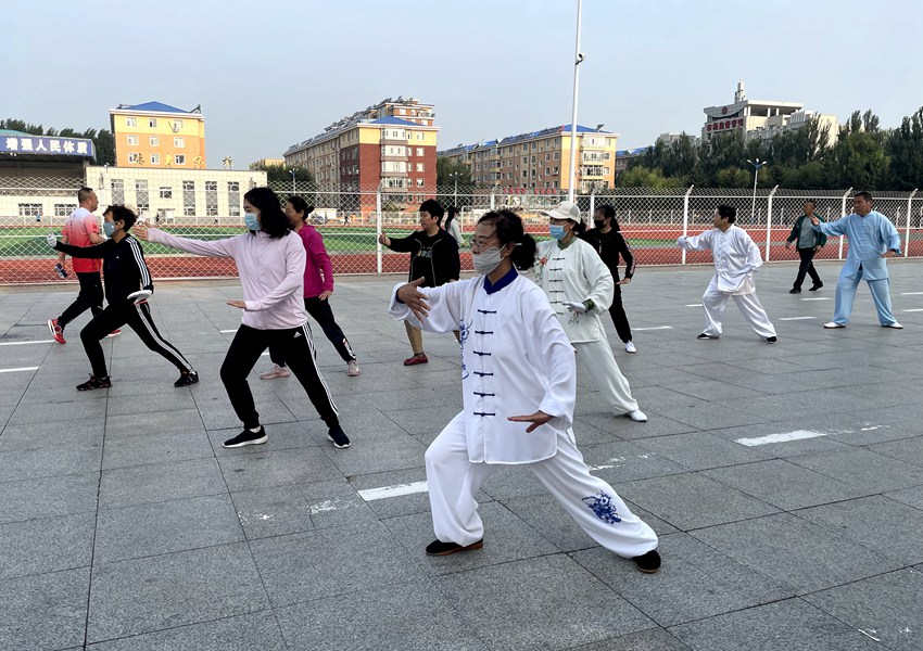晨练中的市民正在练习太极拳。人民网记者 李思玥摄（资料图片）