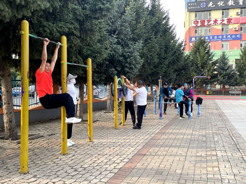 不少早起的市民正在利用健身器材锻炼身体。人民网记者 李思玥摄（资料图片）