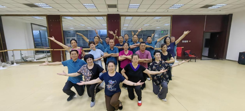 德惠市红叶艺术团正在排练舞蹈节目《庆祝我们正年轻》。人民网 李成伟摄（资料图片）
