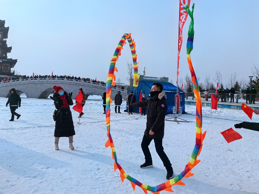 市民游客欢声笑语享冰雪盛宴。人民网记者 王海跃摄