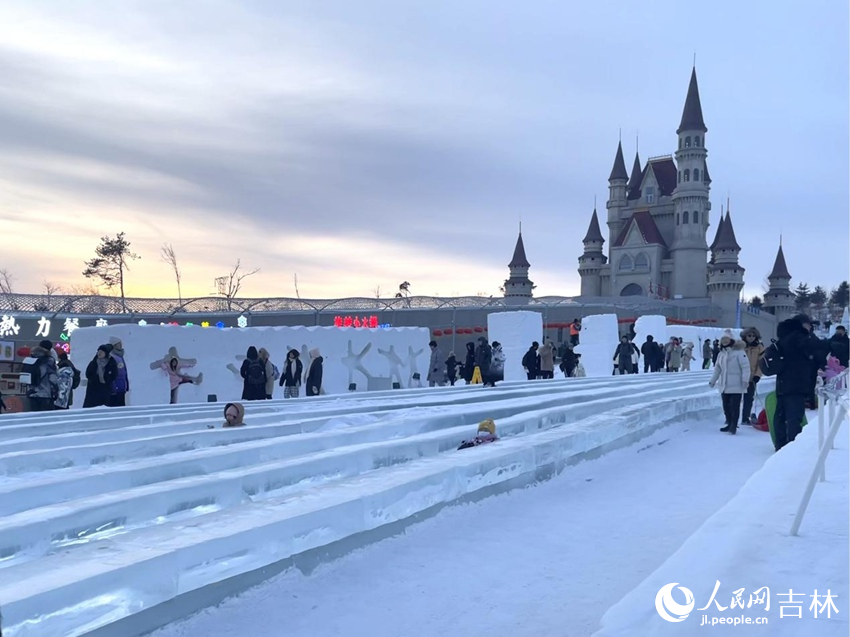 豐富的冰雪娛樂項目吸引游客打卡體驗。人民網記者 李思玥攝