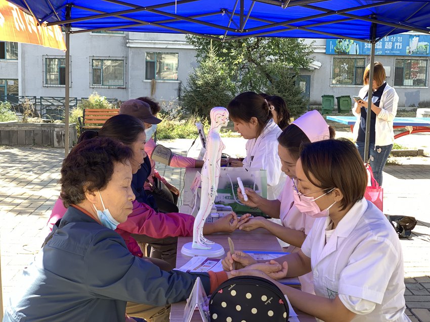 园吉社区与药房开展便民义诊进网格活动