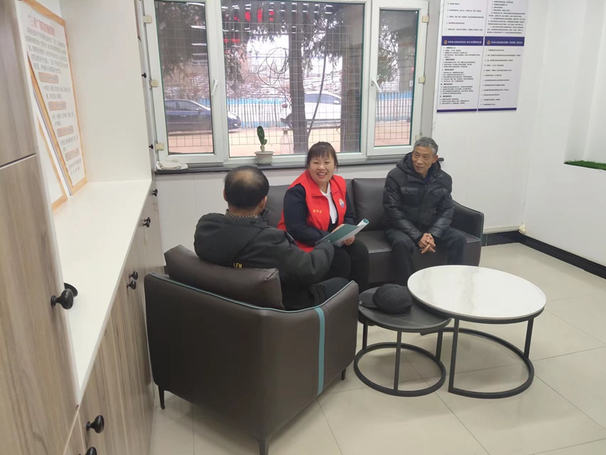 社区网格长处理邻里纠纷,化解矛盾。