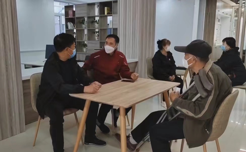 网格长收集民生诉求。