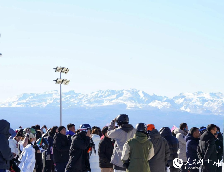 長白山和平滑雪場游人如織。人民網記者 李洋攝