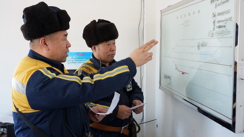 长春车务段小合隆站作业人员出场前传达作业计划。孙宏昊摄