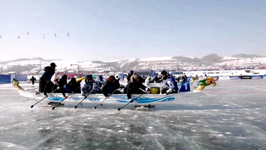 冰上龙舟赛激烈进行中。白山市委宣传部供图