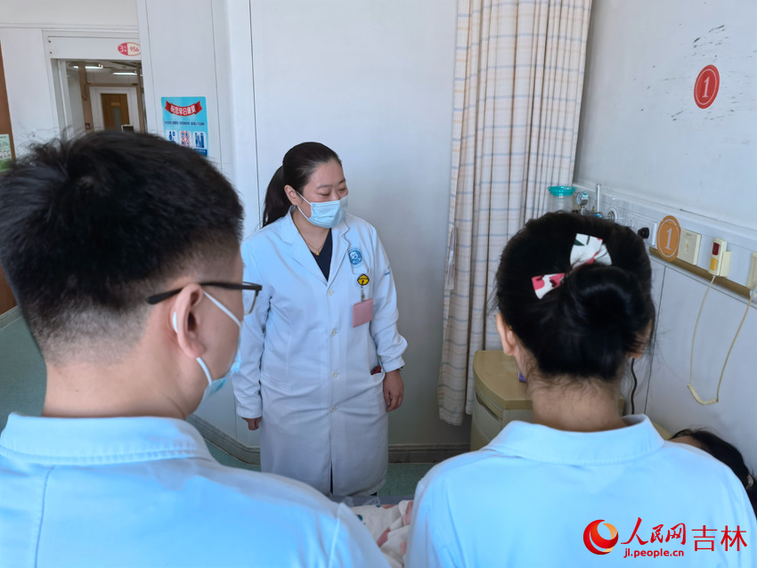 吴琳琳（中）带着医疗组查房。人民网记者 马俊华摄