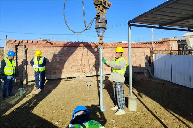 在巴彥淖爾16.5萬千瓦戶用光伏現場，施工人員正在進行光伏樁基打樁工作。