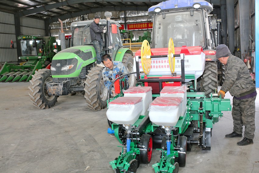 鳳凰山農機農民合作社正在進行農機檢修備戰春耕。李坤 攝