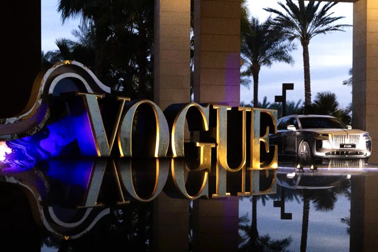 红旗车闪耀阿拉伯湾，携手VOGUE ARABIA演绎时尚豪华新风尚。