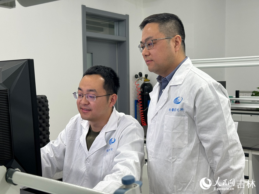 右一为中国科学院长春应用化学研究所研究员刘伟。人民网记者 李思玥摄