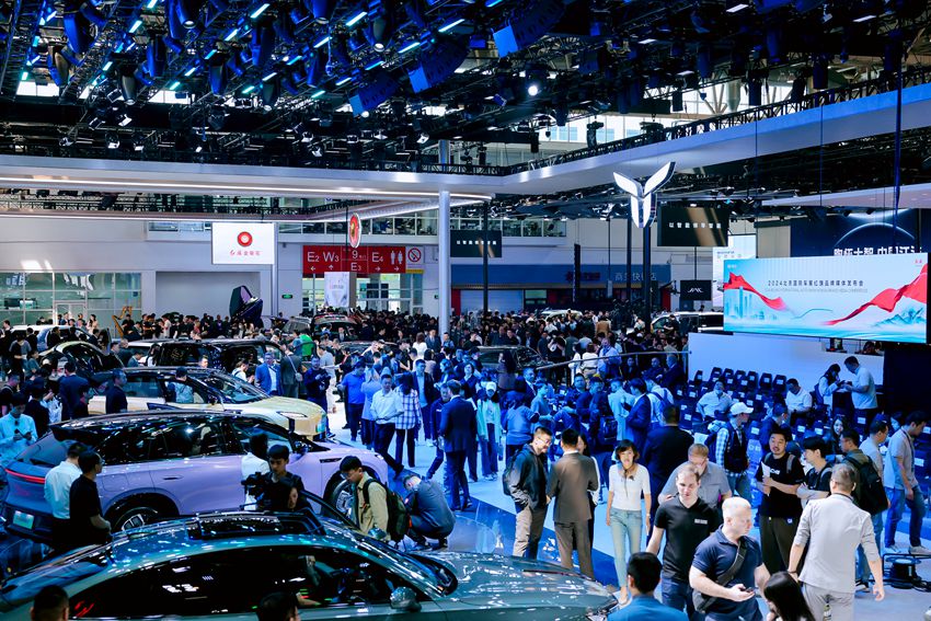 中國一汽紅旗攜子品牌亮相2024（第十八屆）北京國際汽車展覽會。一汽集團供圖