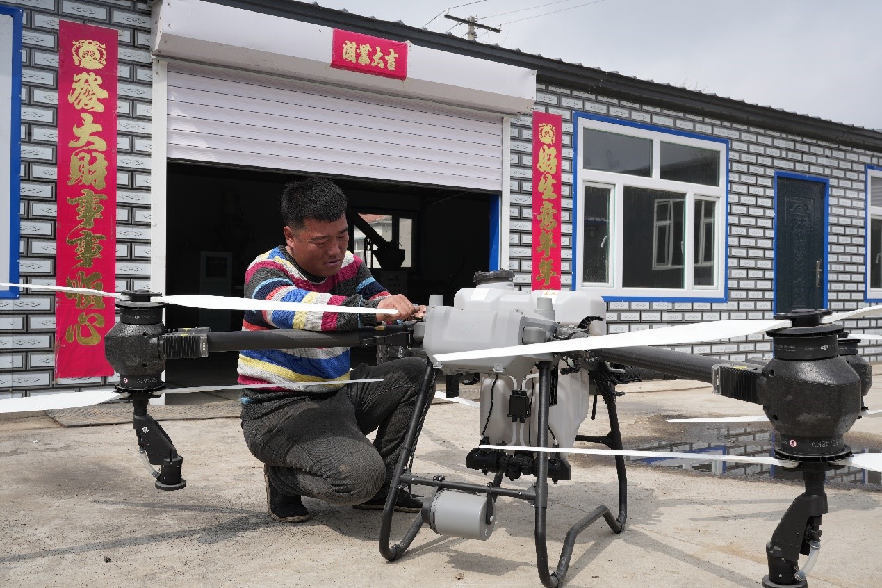  Han Chunming is repairing and maintaining the plant protection UAV. Photographed by Cheng Yuran