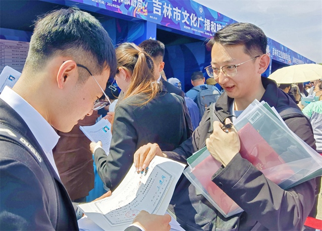 大學生相互交流求職信息。