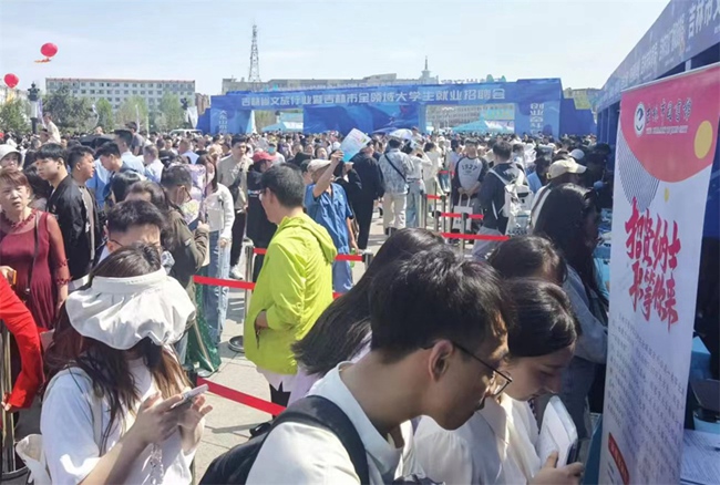許多大學生在求職過程中，更加注重企業的發展前景、個人職業發展和工作內容的匹配度。