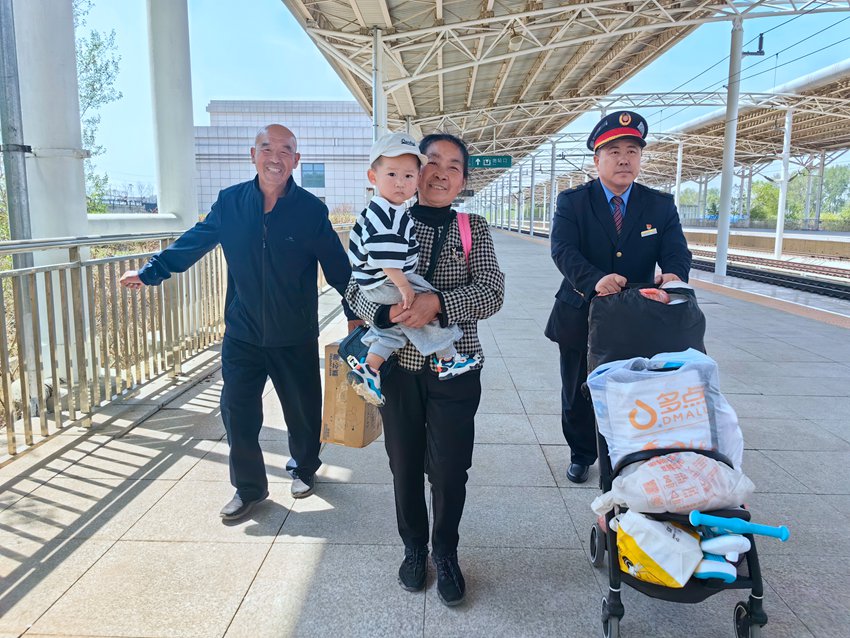长春车务段德惠西站客运员徐彦恒帮助重点旅客运送行李。 张野摄