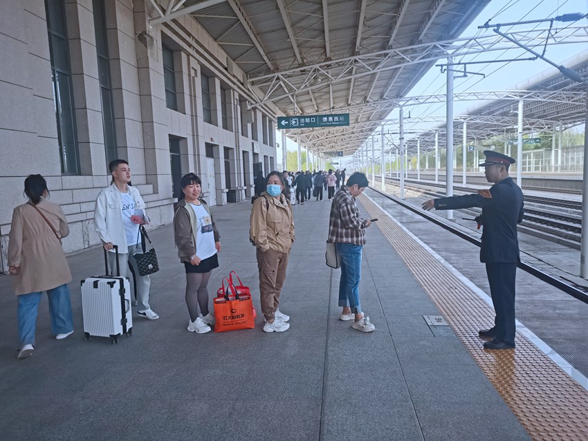 0德惠西站客运员吴德生站台维持乘车秩序。汤明瑞摄