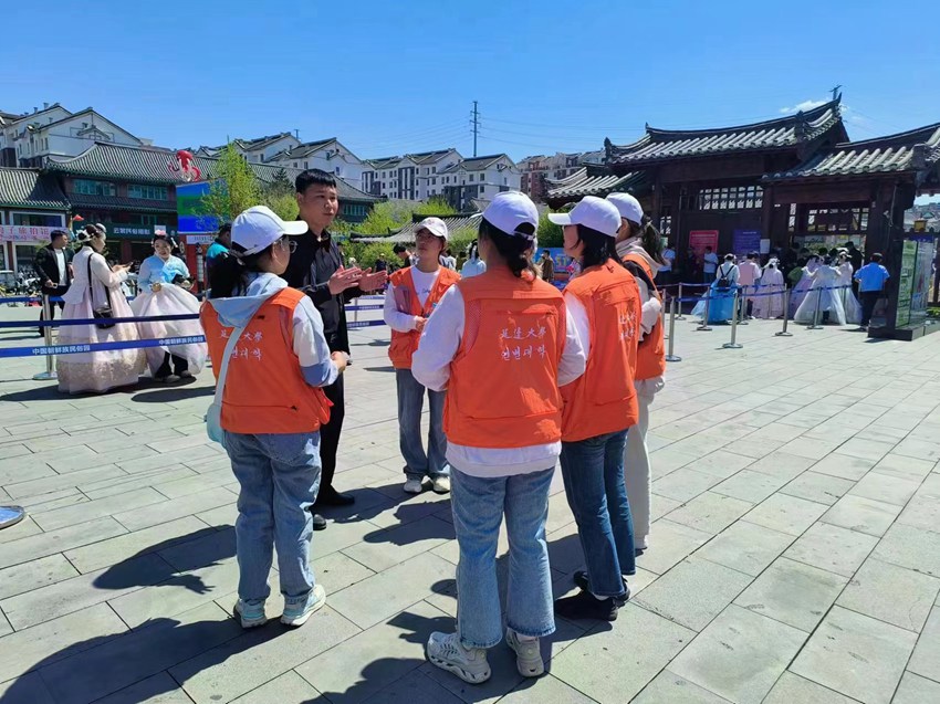 延吉:超1200人次青年志愿者助力“五一”旅游“热辣滚烫”