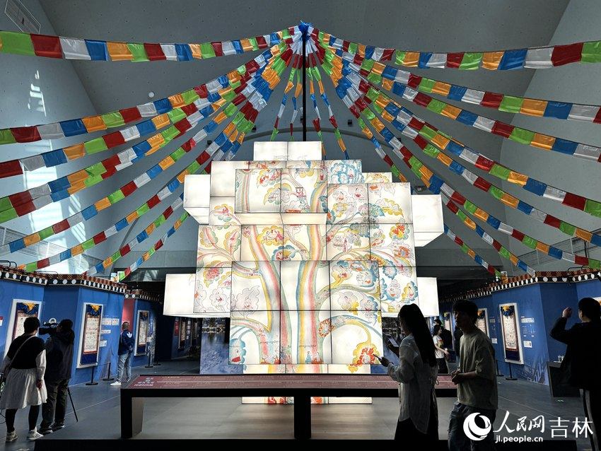 “曼唐——藏醫藥精品唐卡展”藝術裝置。人民網記者 李思玥攝