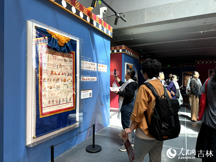 藏醫藥唐卡文物吸引市民參觀。人民網記者 李思玥攝