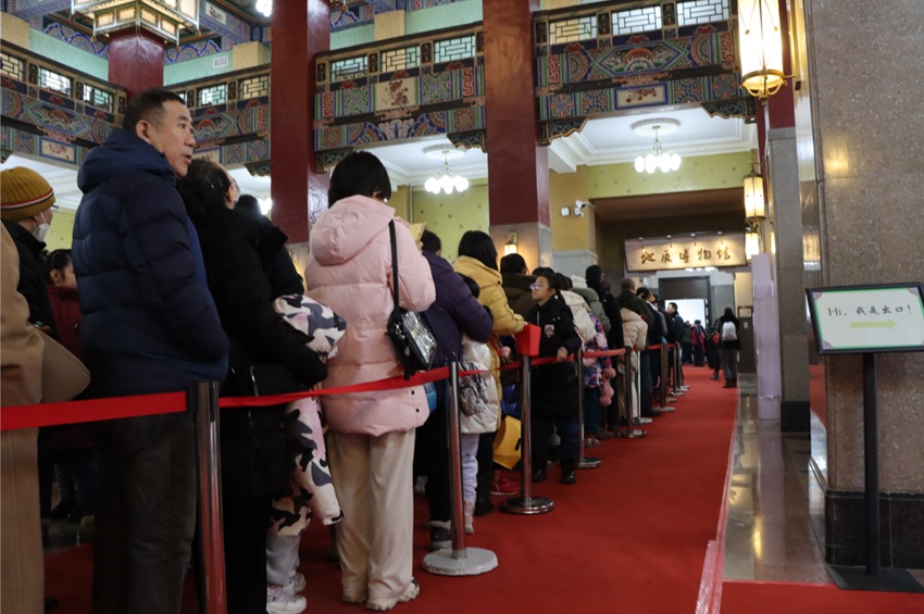  During the holidays, there was a long line at the entrance of the Geological Museum of Jilin University. (Information picture. Courtesy of Jilin University Geological Museum)