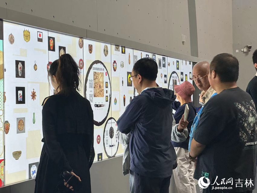  The "magic screen" in the exhibition hall of the Eye of the Museum has attracted many tourists. Photographed by Li Siyue, reporter of People's Daily Online