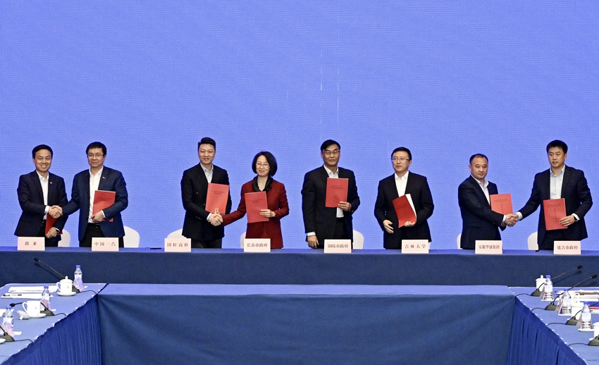中國一汽與蔚來簽署戰略合作框架協議（左一、左二）。