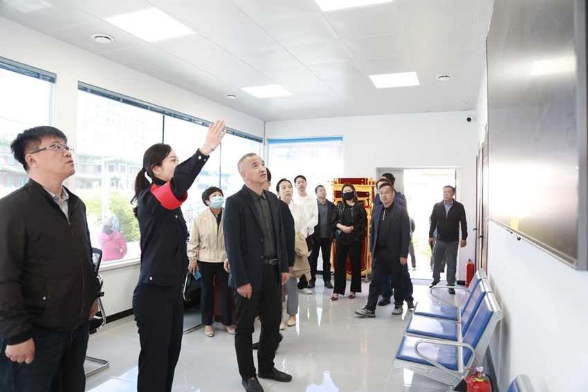 在延边朝鲜族民俗园警务站视察。王晓彤 摄