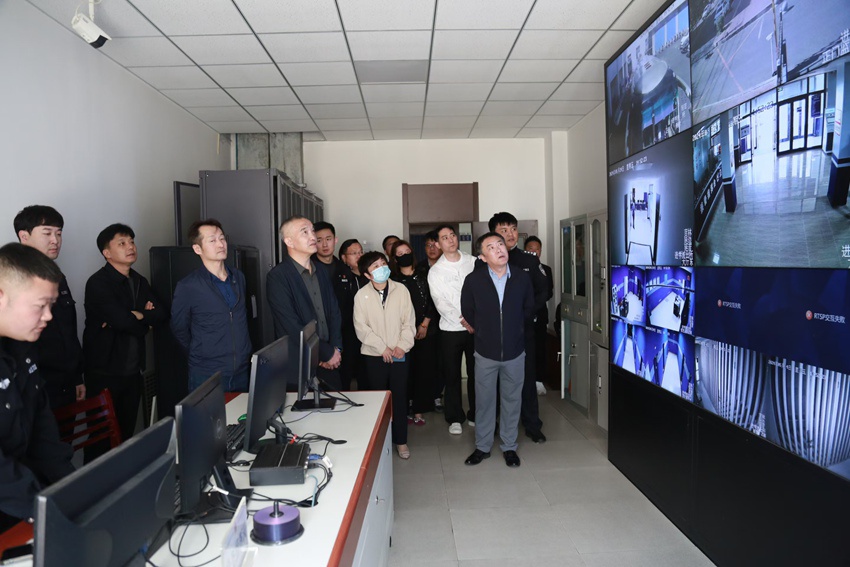 在进学派出所实地视察。王晓彤 摄