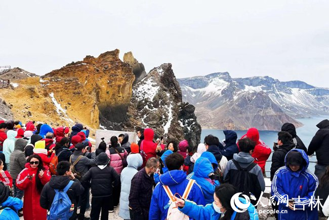 5月30日，游客登上长白山一睹天池“芳容”。人民网记者 皇甫万里摄