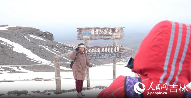 游客在长白山海拔2620米处拍照留念。人民网 石天蛟摄