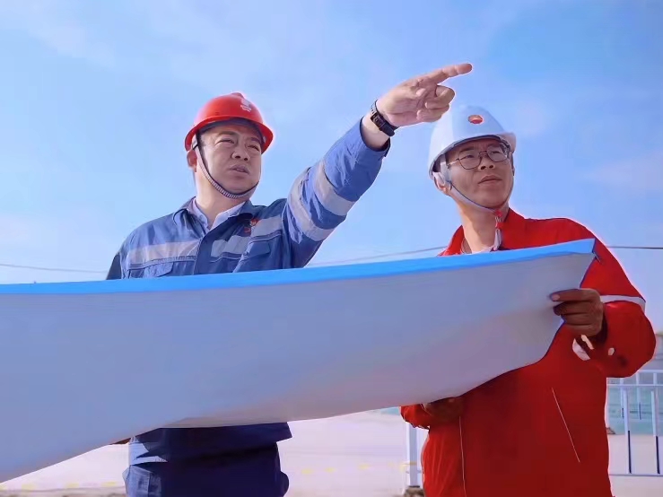 吉电股份大安绿氢公司副总工程师兼工程部主任宋玮（左）与项目经理徐红双（右）在工程现场指导工作。（吉电股份供图）