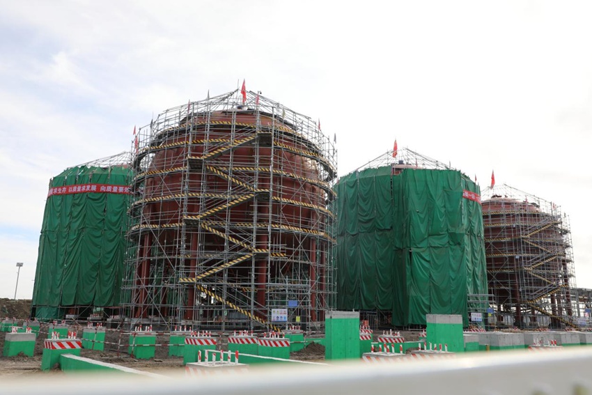 大安风光制绿氢合成氨一体化示范项目建设现场。人民网记者 王海跃摄