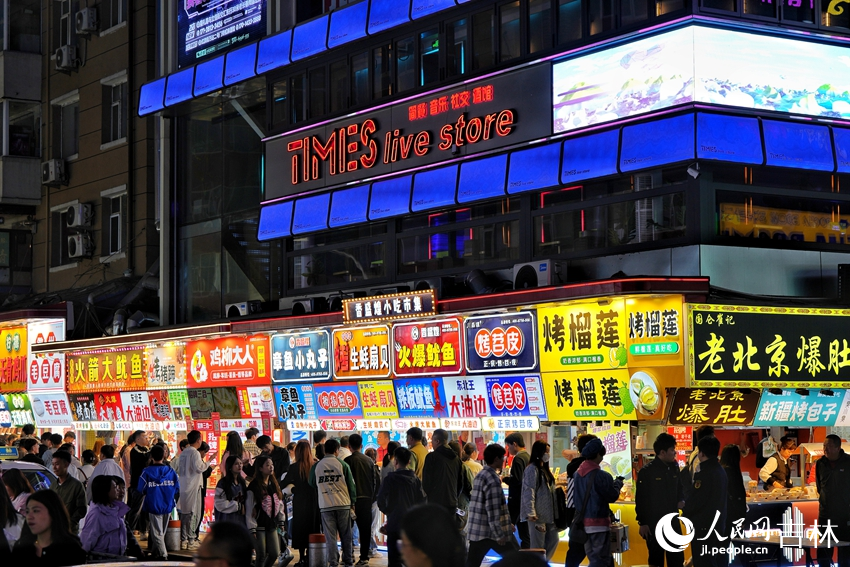 长春市桂林路文旅街区夜色璀璨，游人如织。人民网记者 李洋摄