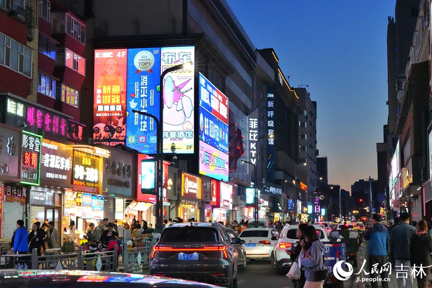 长春市桂林路文旅街区夜色璀璨，游人如织。人民网记者 李洋摄