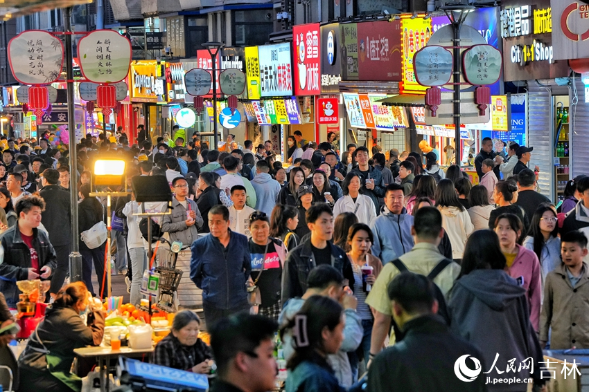 游客长春桂林路文旅街区品美食、逛夜市。人民网记者 李洋摄