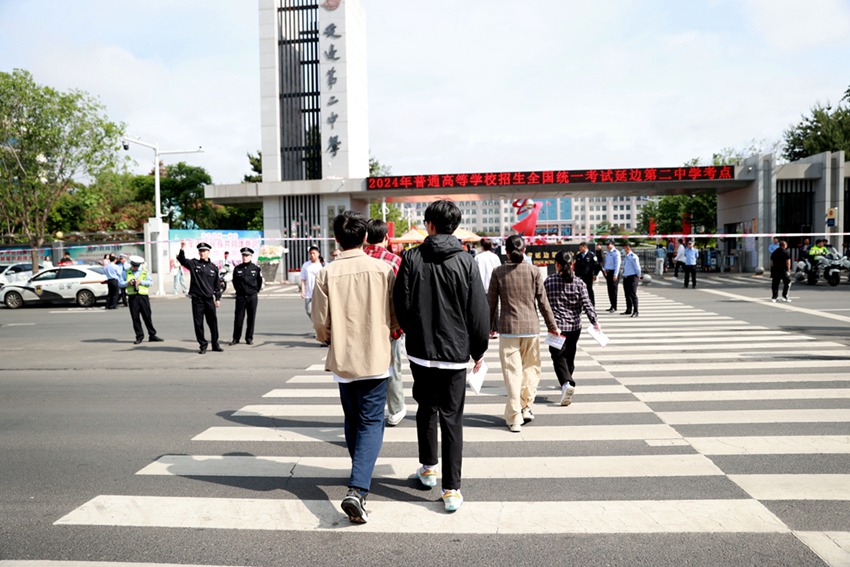 考生走进考场。李军广  摄