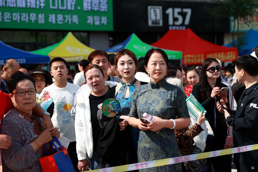 家长身穿旗袍为考生加油。李军广  摄