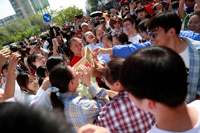 考生摸金榜，盼题名。李军广  摄