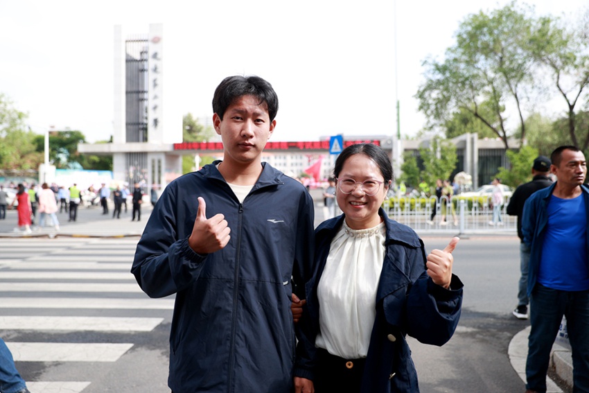 陪考家长为考生加油。李军广  摄