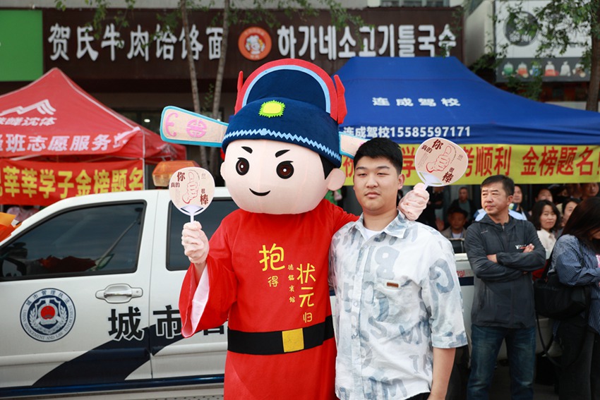 志愿者扮成状元为考生加油。李军广  摄