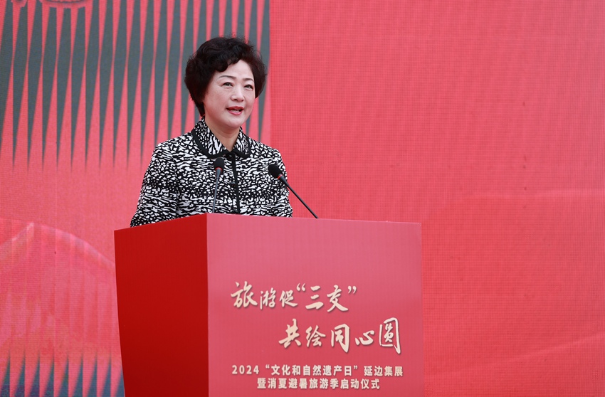 延边州文化广播电视和旅游局局长宋艳主持开幕仪式。李军广 摄