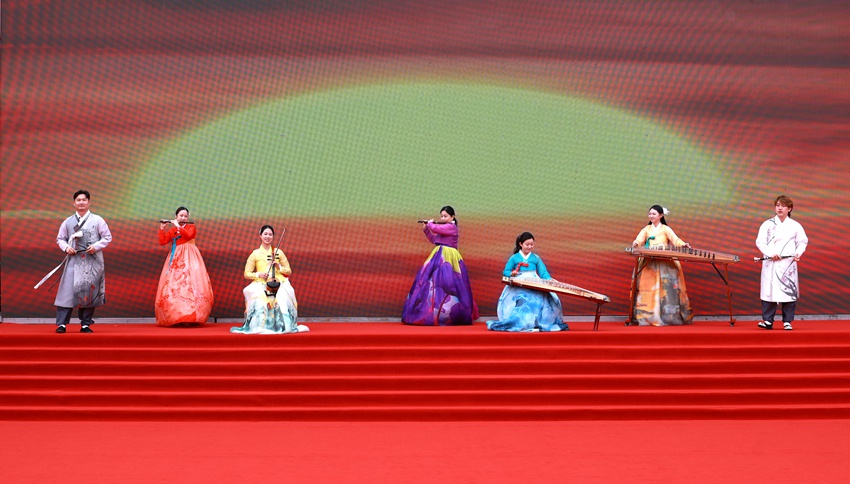 延吉市非物质文化遗产保护中心表演的民族器乐小合奏《红太阳照边疆》。李军广 摄